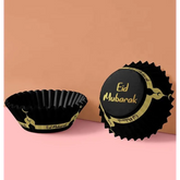 Zwarte cupcake wrappers met gouden Eid Mubarak ontwerp voor Eid cupcakes